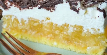 Schwedische Apfeltorte auf einem Holzbrett mit frischen Äpfeln dekoriert