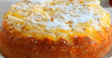 Schweizer Apfelkuchen mit Pudding gebacken und dekoriert.