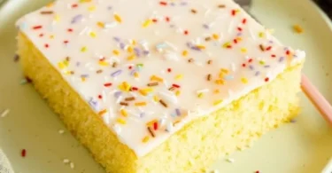 Selterskuchen nach einfachem Tassenrezept in einer eleganten Servierform