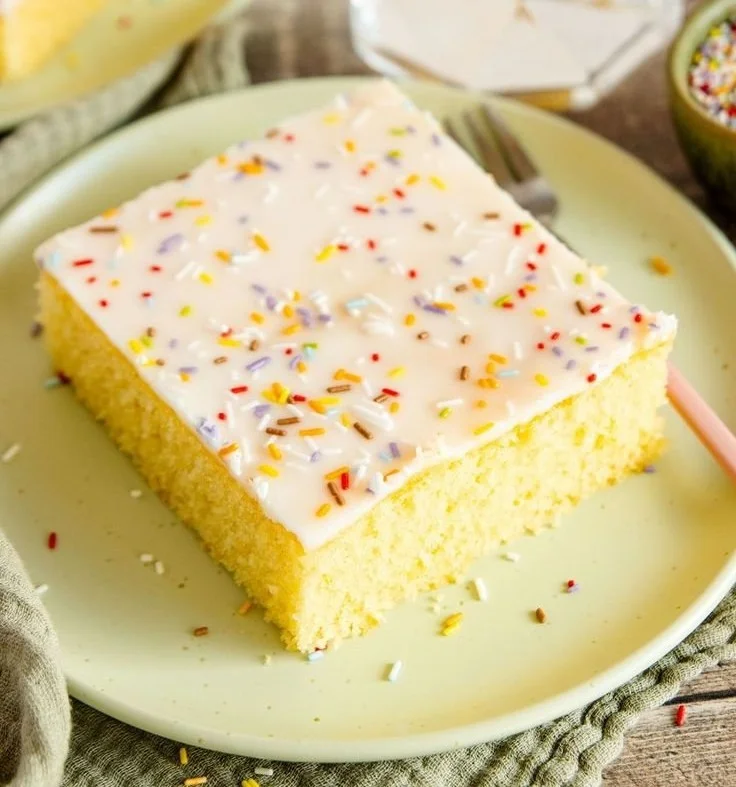 Selterskuchen nach einfachem Tassenrezept in einer eleganten Servierform