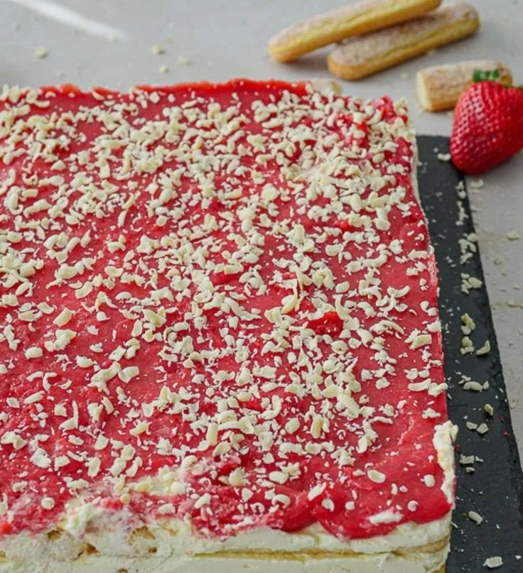 Spaghetti Eis Kuchen ohne Backen auf einem Teller mit frischen Früchten