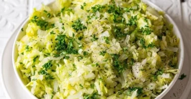 Schüssel mit frisch zubereitetem Spitzkohl-Krautsalat mit buntem Gemüse