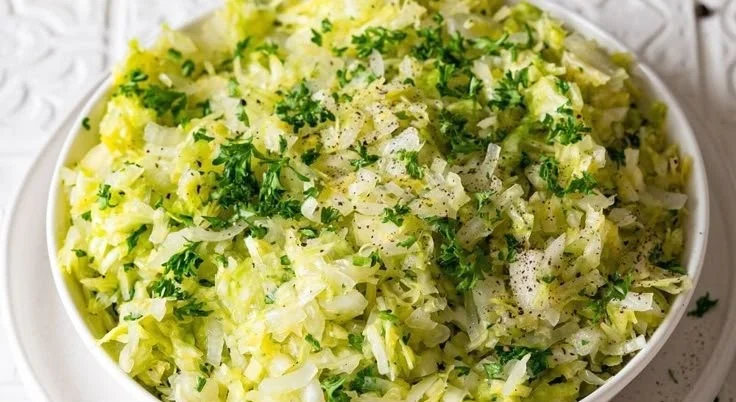 Schüssel mit frisch zubereitetem Spitzkohl-Krautsalat mit buntem Gemüse