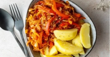 Spitzkohlpfanne mit Paprika auf einem Teller serviert