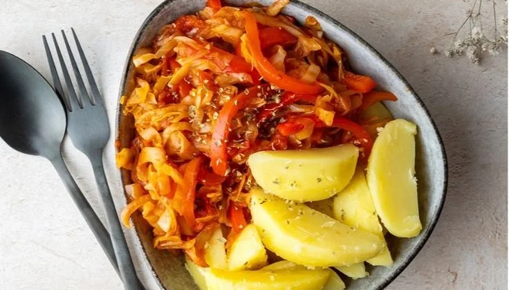 Spitzkohlpfanne mit Paprika auf einem Teller serviert