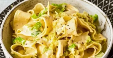 Tagliatelle mit Wirsing-Käse-Sauce, leckeres Pasta-Gericht