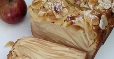 Unsichtbarer Apfelkuchen ohne Boden auf einem Teller serviert
