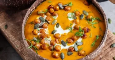 Vegane Kürbis Suppe mit knusprigen Kichererbsen in einer Schüssel