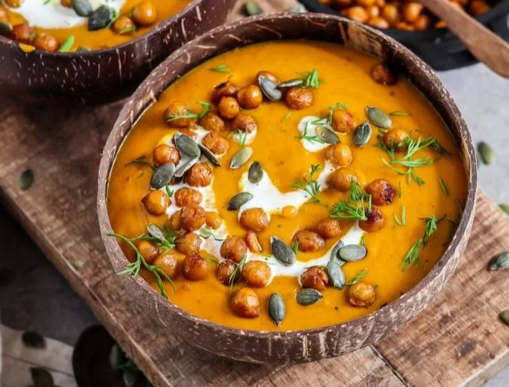 Vegane Kürbis Suppe mit knusprigen Kichererbsen in einer Schüssel