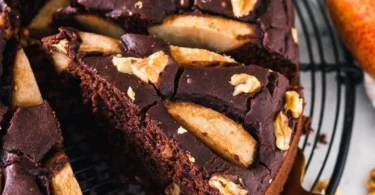 Veganer Birnenkuchen mit saftigen Birnen und Pflanzenzutaten