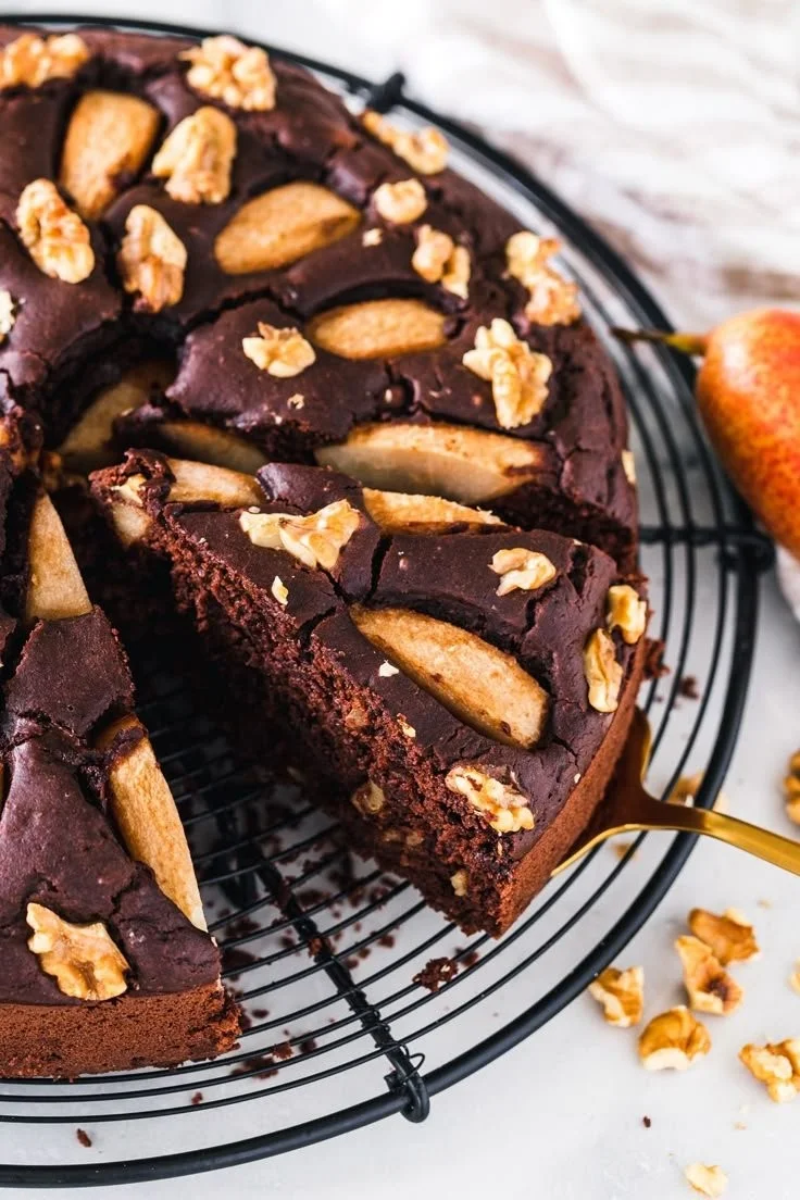 Veganer Birnenkuchen mit saftigen Birnen und Pflanzenzutaten