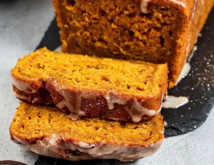 Veganer Kürbis Kuchen mit Zimt Glasur auf einem Teller, herbstliches Dessert.