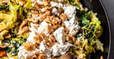 Vegetarische Couscous-Pfanne mit Wirsing und Feta auf einem Teller