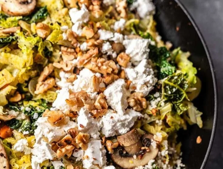 Vegetarische Couscous-Pfanne mit Wirsing und Feta auf einem Teller