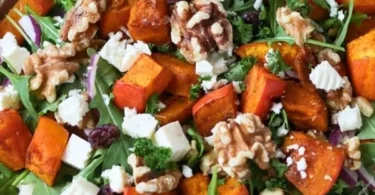Vegetarischer Kürbis Salat mit frischen Zutaten auf einem Teller