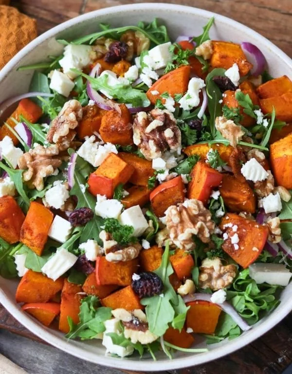 Vegetarischer Kürbis Salat mit frischen Zutaten auf einem Teller