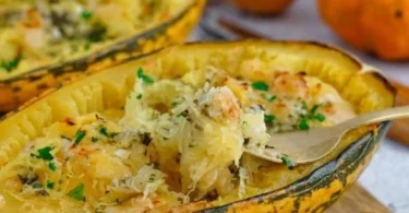 Vegetarisches Spaghetti Kürbis Gericht auf einem Teller serviert