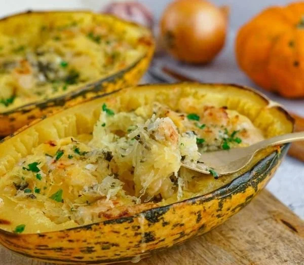 Vegetarisches Spaghetti Kürbis Gericht auf einem Teller serviert
