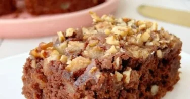 Walnussbrownies mit saftigen Birnen im Detail