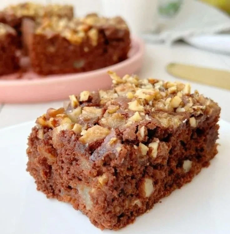 Walnussbrownies mit saftigen Birnen im Detail