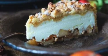Würziger Bratapfel-Käsekuchen mit Zimtstreuseln auf einem Teller