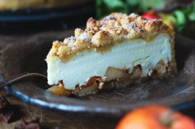 Würziger Bratapfel-Käsekuchen mit Zimtstreuseln auf einem Teller