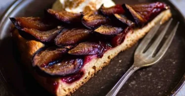 Delizioser Zwetschgenkuchen mit frischen Pflaumen auf einem Blech