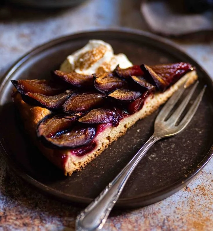 Delizioser Zwetschgenkuchen mit frischen Pflaumen auf einem Blech