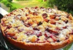 Leckere Zwetschgenkuchen mit Zimtstreuseln auf einem Teller