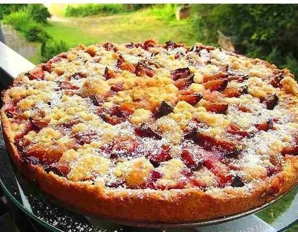 Leckere Zwetschgenkuchen mit Zimtstreuseln auf einem Teller